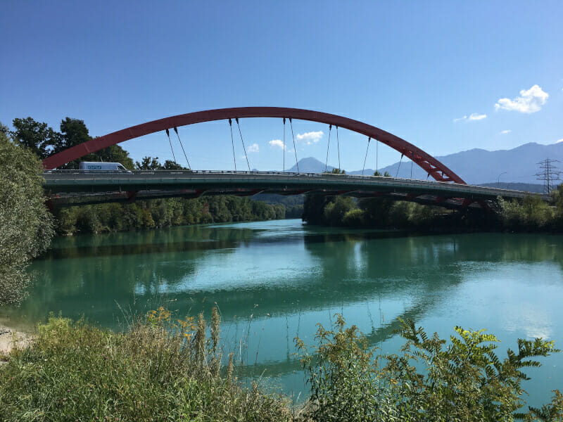 Friedensbrücke hinter Villach am Drauradweg.