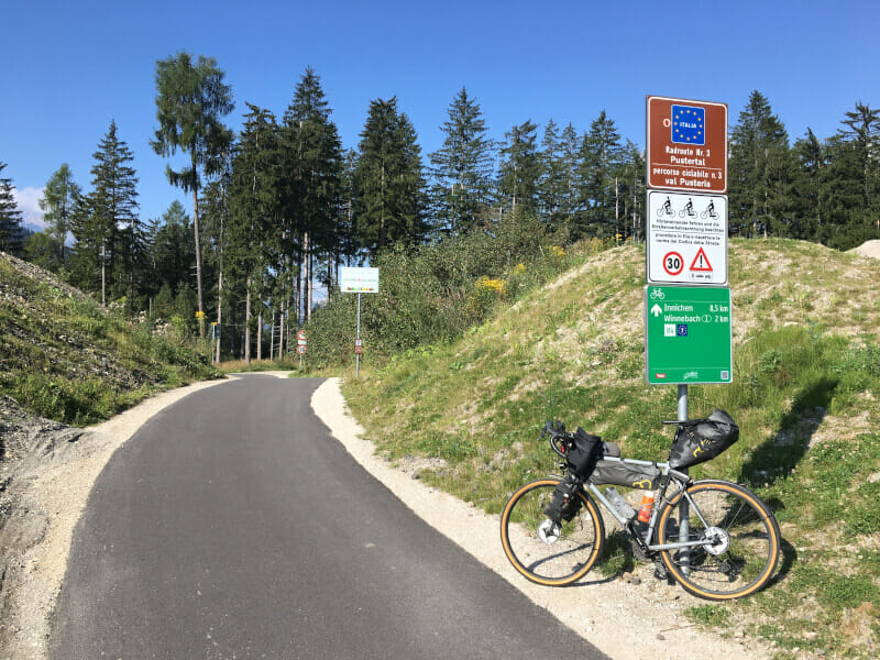 Grenzübergang Südtirol bzw. Italien und Österreich am Drauradweg bzw. Pustertal Radweg.