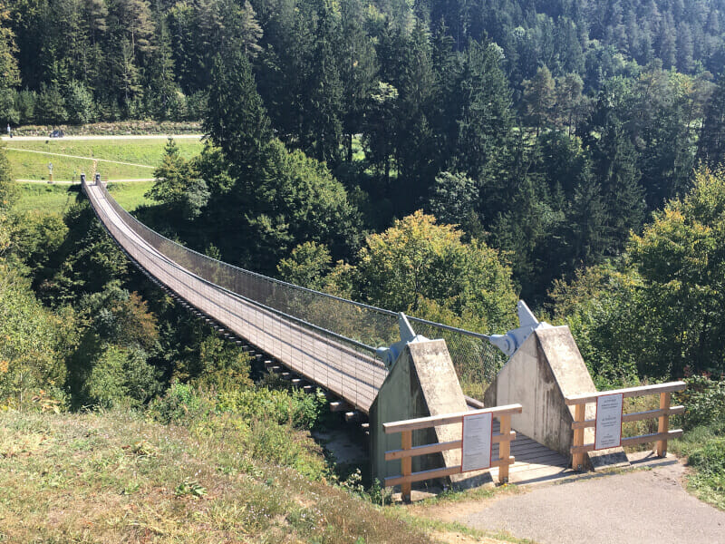 Hängebrücke am St. Luzia über der Feistritz an der Drau am Drauradweg.