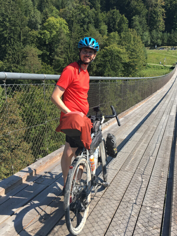 Hängebrücke St. Luzia über die Feistritz am Drauradweg. Mit meinem Gravelbike und mit mir.