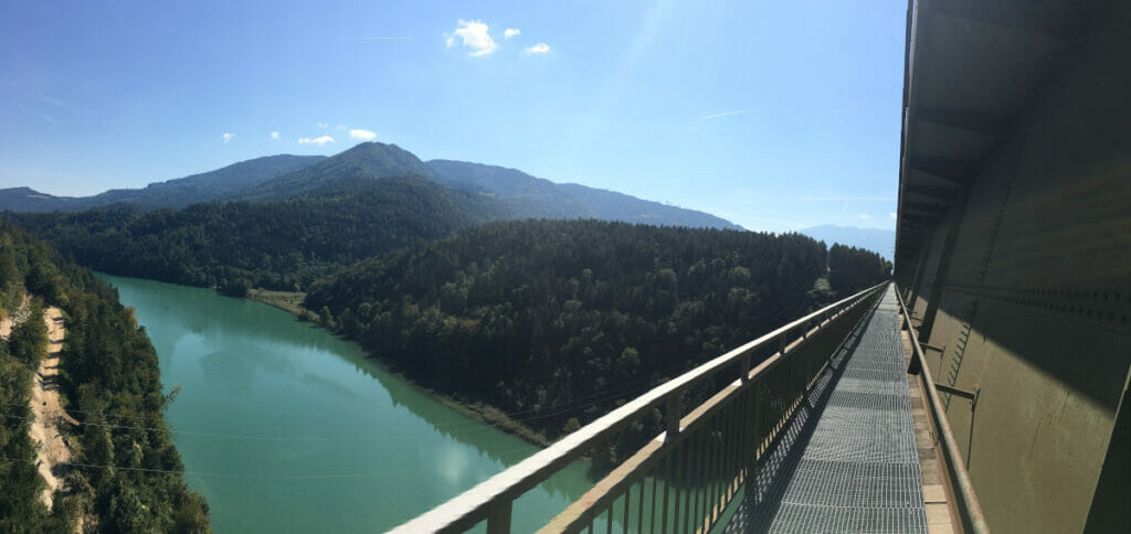 Jauntalbrücke - krasser Ausblick von der Brücke am Drauradweg.