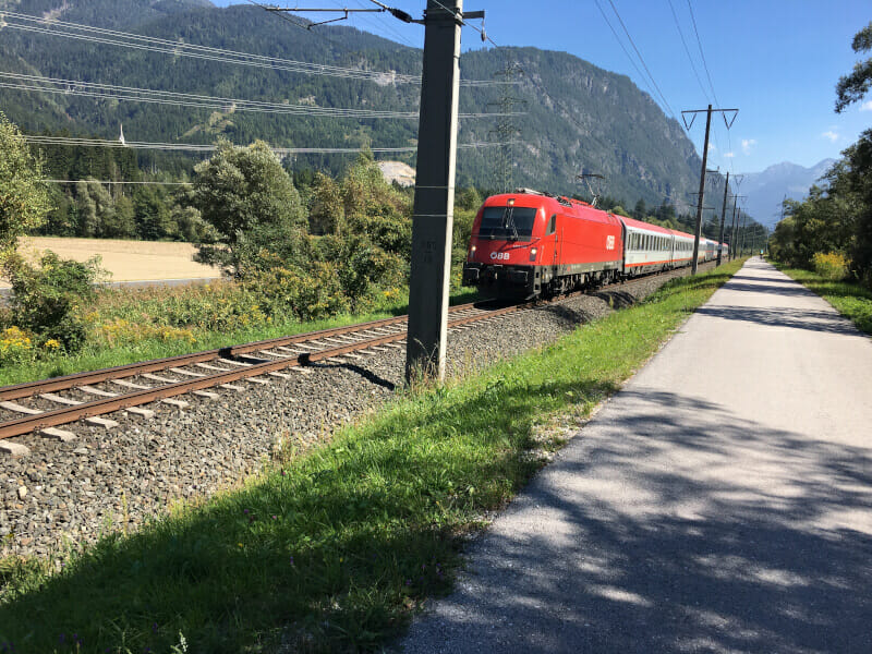 Zug bei Nikolsdorf beim Drauradweg. Wunderschöner gerader Radweg.