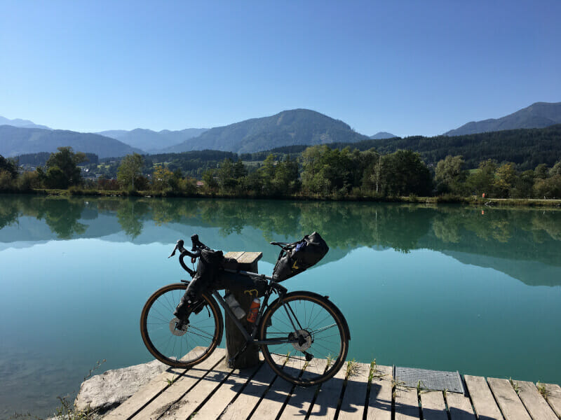 Toller Blick auf die Drau am Drauradweg bei Paternion mit Gravelbike.