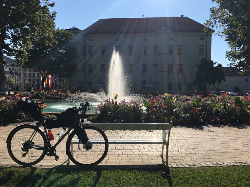 Blick auf das Schloss - Springbrunnen - Spittal an der Drau - Drauradweg.