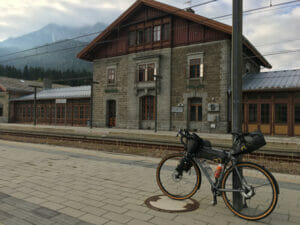 Am Bahnhof Toblach mit Gravelbike - Start am Drauradweg.