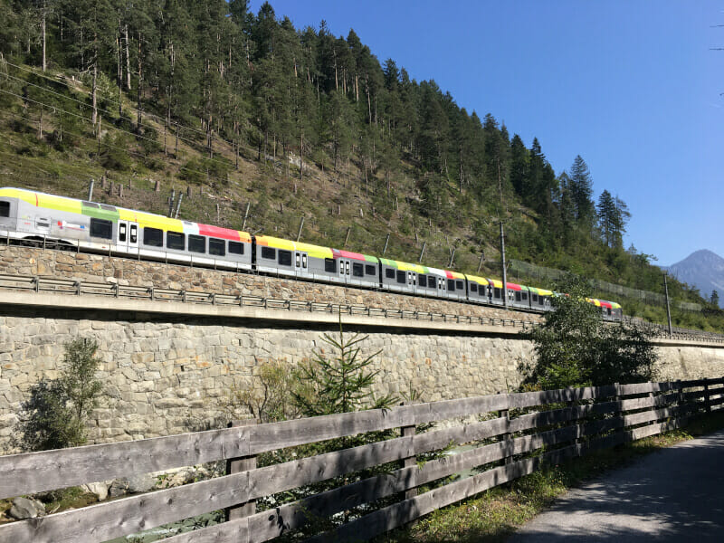 Zug vor Lienz am Drauradweg.
