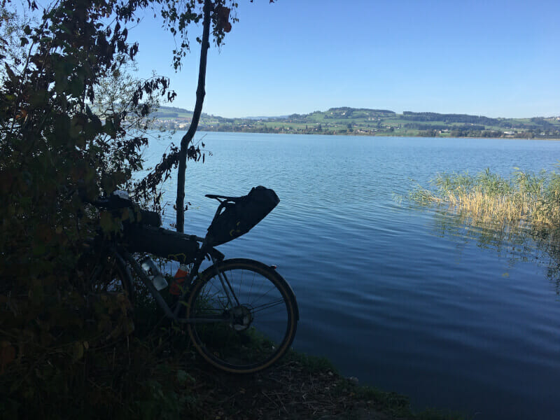 Am Sursee mit Gravelbike an der Nord-Süd-Route.