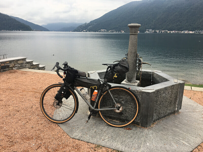 Bissone - Blick auf den Luganer See mit dem Gravelbike. Nord-Süd-Route-Schweiz im Tessin.