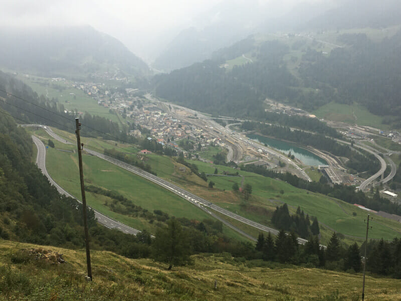 Airolo an der Nord-Süd-Route in der Schweiz. Von oben betrachtet.