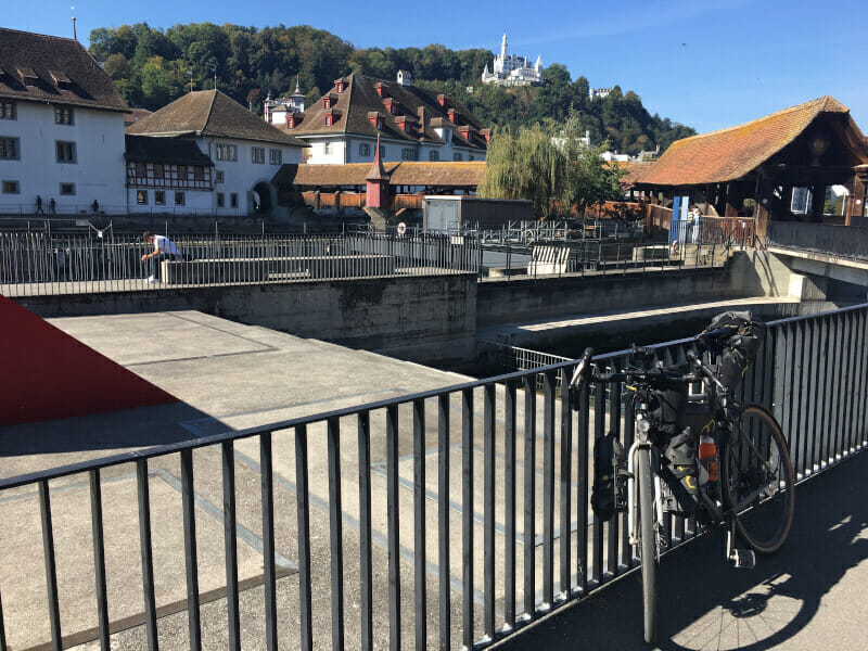 Brücke der Reuss in Luzern mit Gravelbike - Nord-Süd-Route.