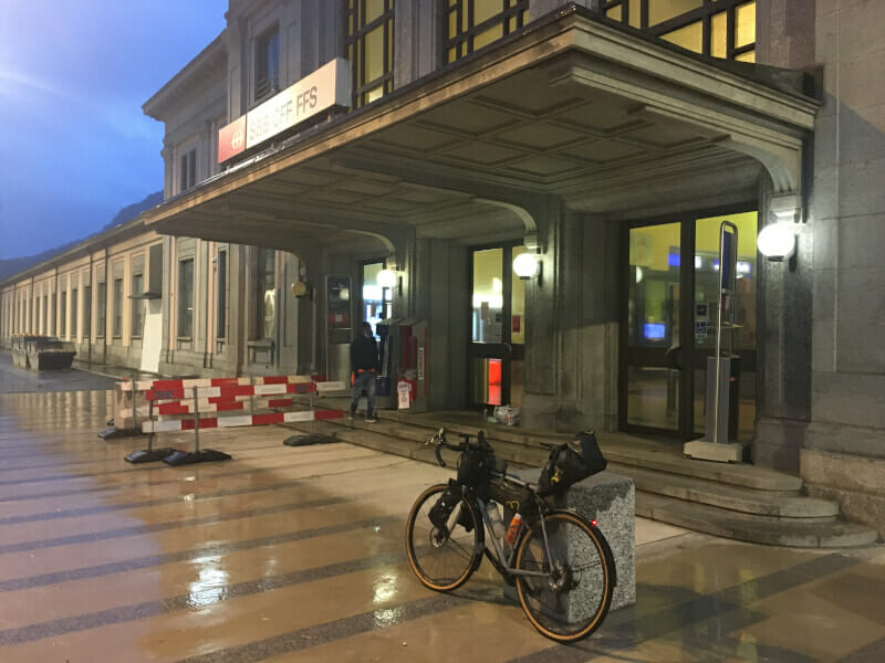 Am Bahnhof in Chiasso mit Gravelbike.