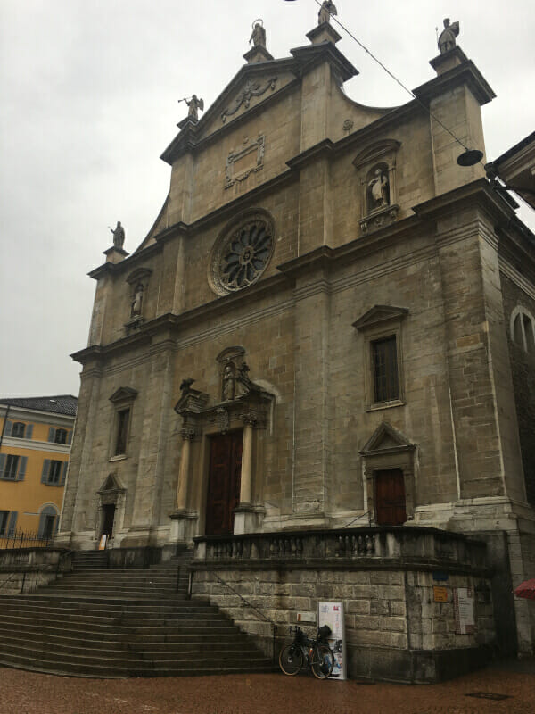 Chiesa Collegiata dei SS Pietro e Stefano - Kirche in Bellinzona - davor mein Gravelbike.