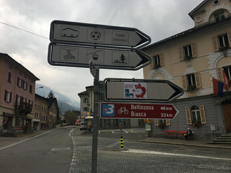 Faido - Innenstadt - Schild nach Bellinzona vor dem Rathaus.