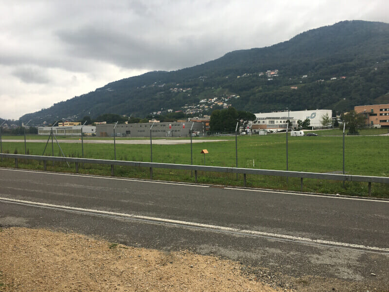 Flughafen Lugano-Agno bei Bioggio unweit des Luganer Sees auf der Nord-Süd-Route.