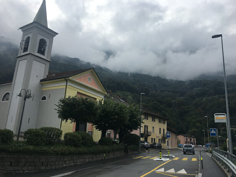 Kirche in Cadenazzo vor dem Monte Ceneri-Aufstieg.