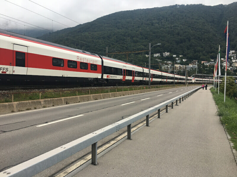 Zug auf der Ponte Diga di Melide nach Bissone. Nord-Süd-Route.