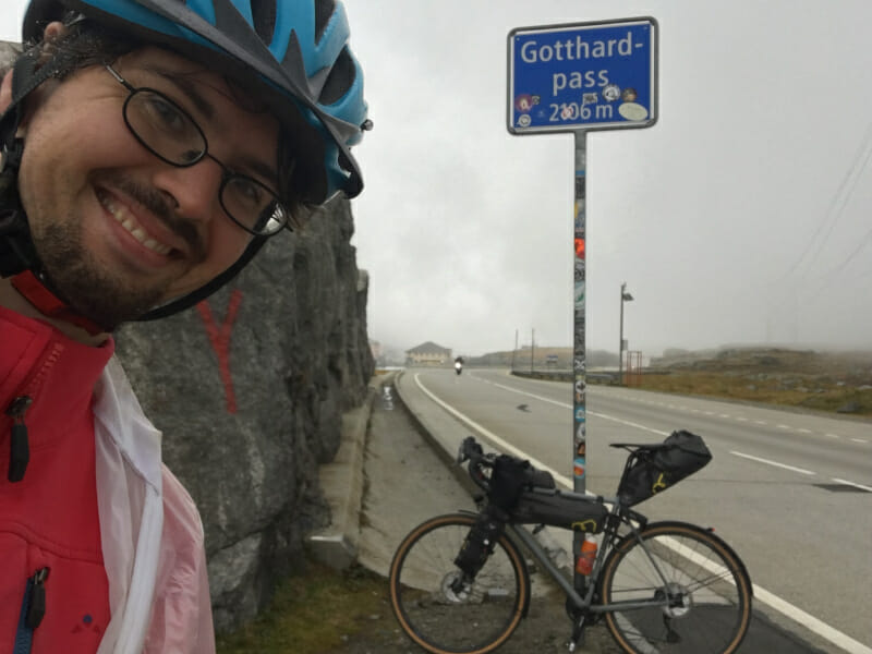 Gotthardpass 2021 auf der Nord-Süd-Route in der Schweiz im Nebel mit Gravelbike.
