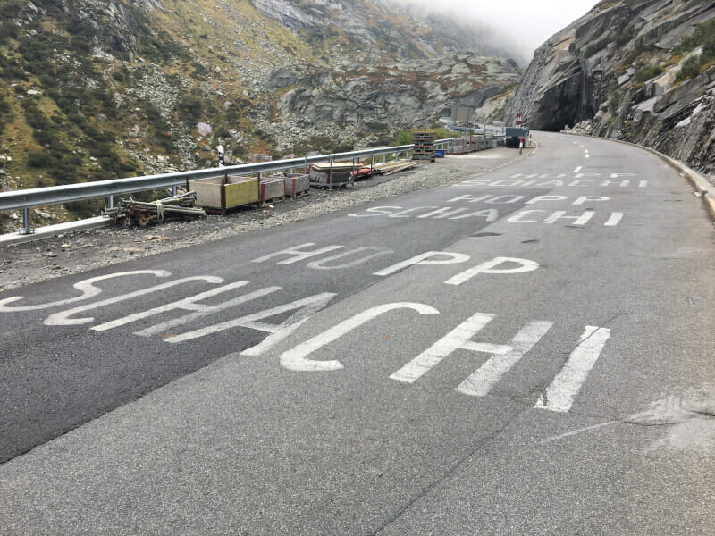 Schachi - Schachmann auf dem Gotthardpass aufgemalt. Es geht hoch auf der Nord-Süd-Route.