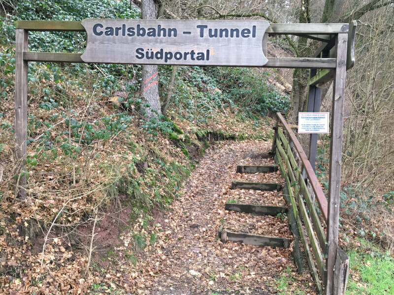 Carlsbahn-Tunnel oder Deisler Tunnel - das gesperrte Südportal. Am Diemelradweg.