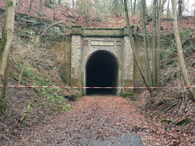 Carlsbahn-Tunnel oder Deisler Tunnel: Nordportal mit Tunnel - gesperrt - 2022 am Diemelradweg.