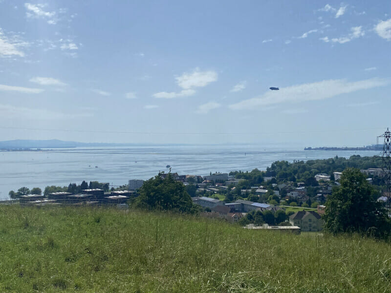 Blick vom Pfänder beim Anstieg mit dem Rennrad auf den Bodensee - Lindau Insel.