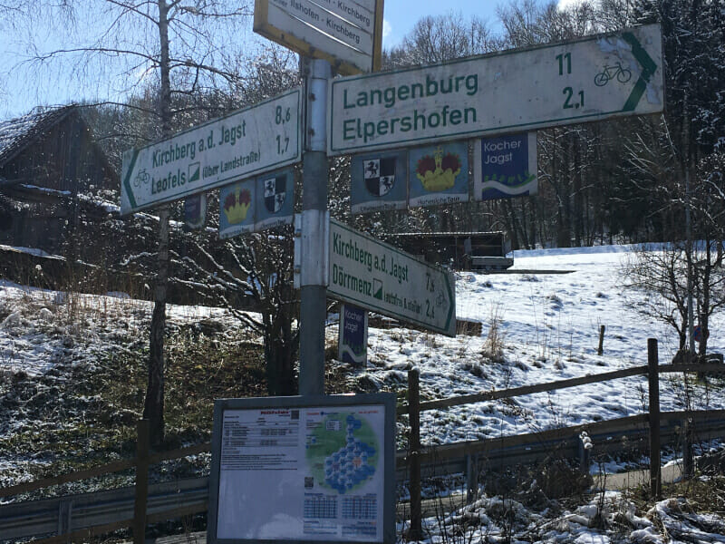Vor dem Anstieg nach Leofels - Fahrradwegweiser - Kocher-Jagst-Radweg.