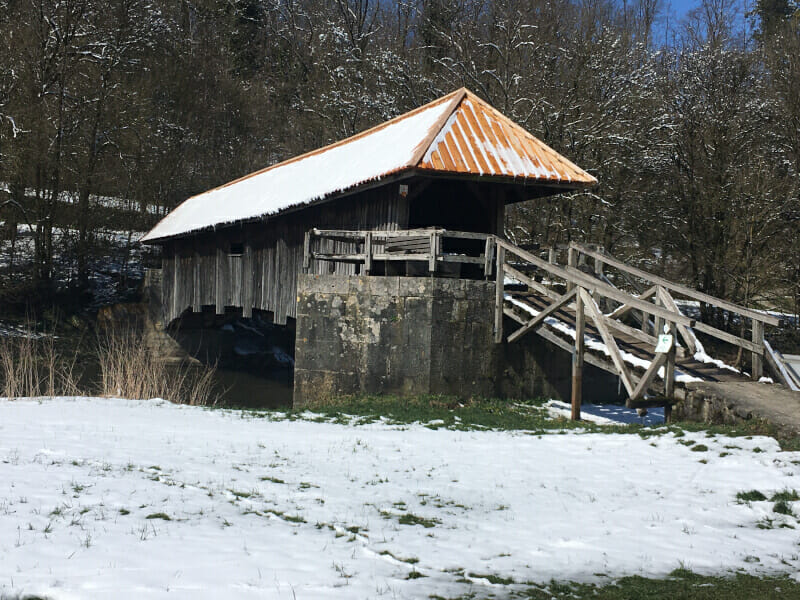 Holzbrücke über die Jagst hinter Kirchberg am Kocher-Jagst-Radweg.