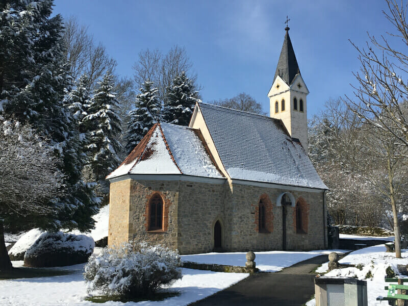 Kleine Kirche in Mulfingen im Schnee.