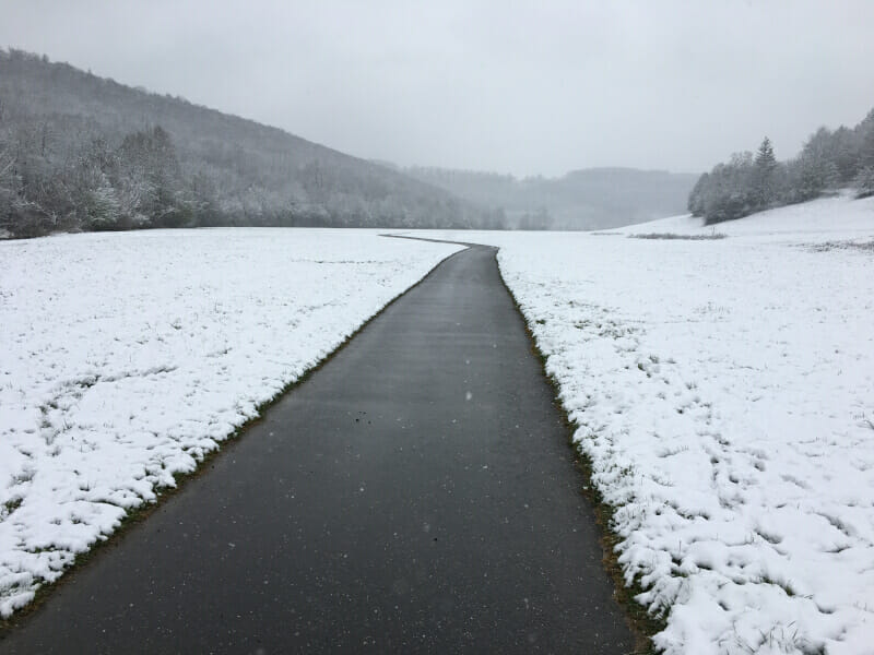 Radweg zwischen Ernsbach und Sindringen bei Schnee am Kocher-Jagst-Radweg - April 2022.