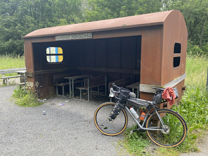 Bahnhof Monschau mit Gravelbike davor - Vennbahnradweg.