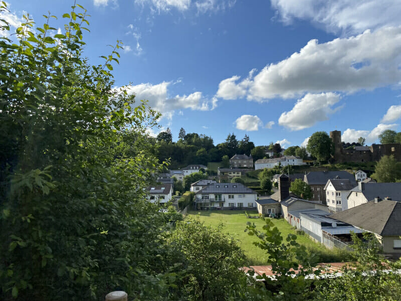 Burg Reuland - Blick vom Vennbahnradweg.