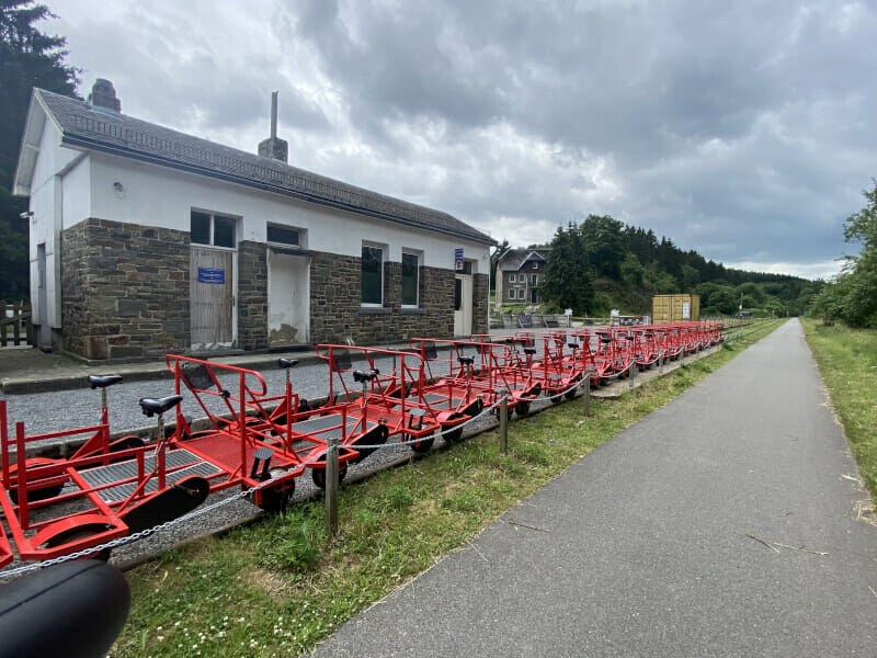 Draisinen in Kalterherberg am Vennbahnradweg.