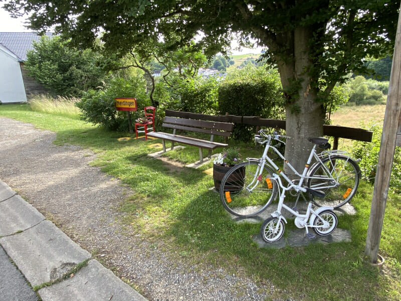 Neidingen Bank und Fahrrad am Vennbahnradweg.