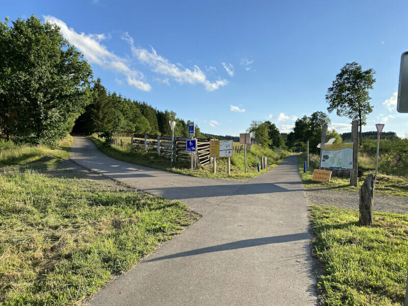 Luxemburgisch-belgische Grenze bei Troisvierges - Tunnel geschlossen - Vennbahnradweg.