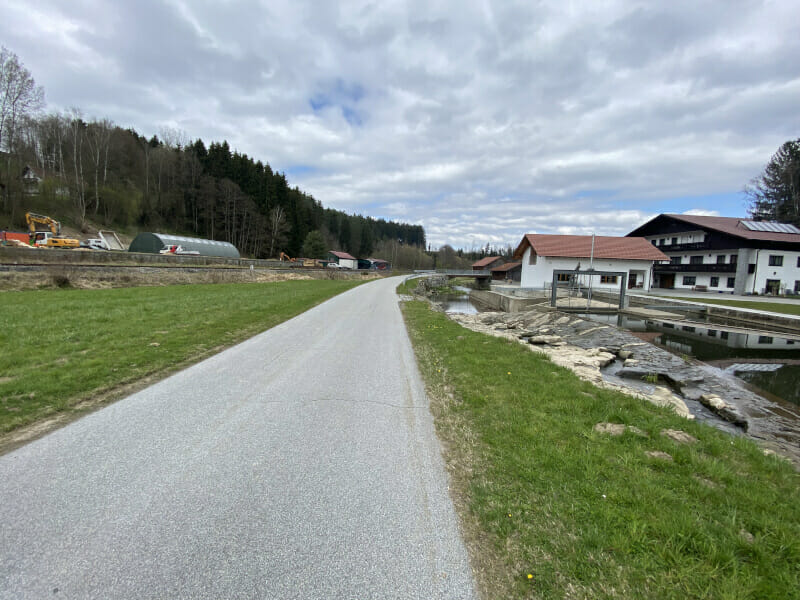 Beim Fluss Teisnach am Regentalradweg.