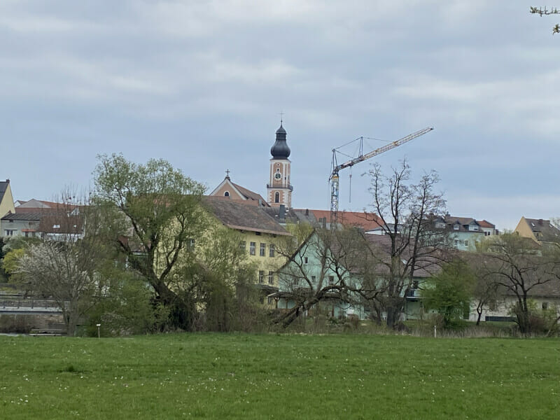 Kirche in Cham, von Weitem betrachtet, am Regentalradweg.