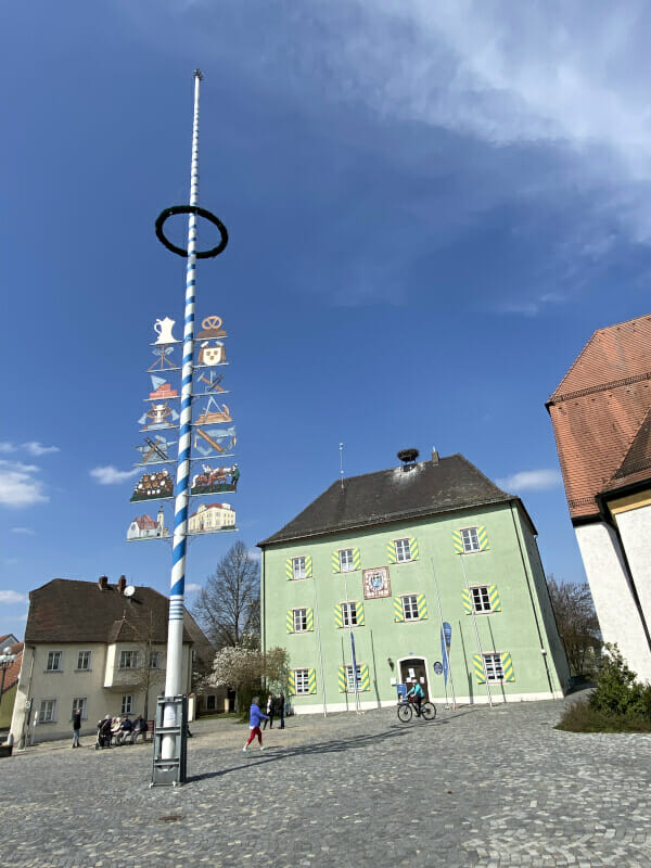 Marktplatz in Nittenau - grünes Rathaus - Regentalradweg.