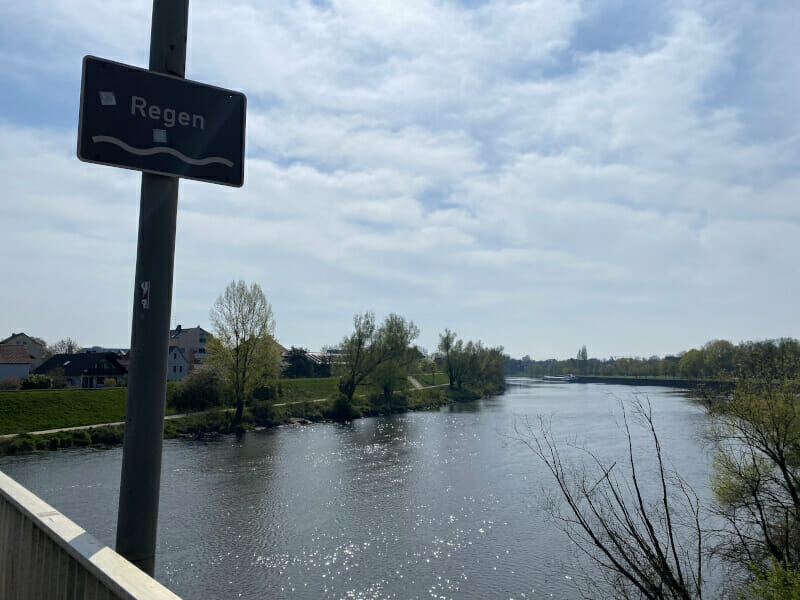Regen mündet in die Donau in Regensburg - Regentalradweg.