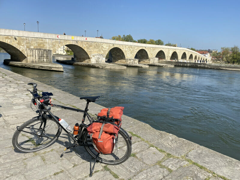 Start Regentalradweg an der Steinernen Brücke mit meinem Reiserad.