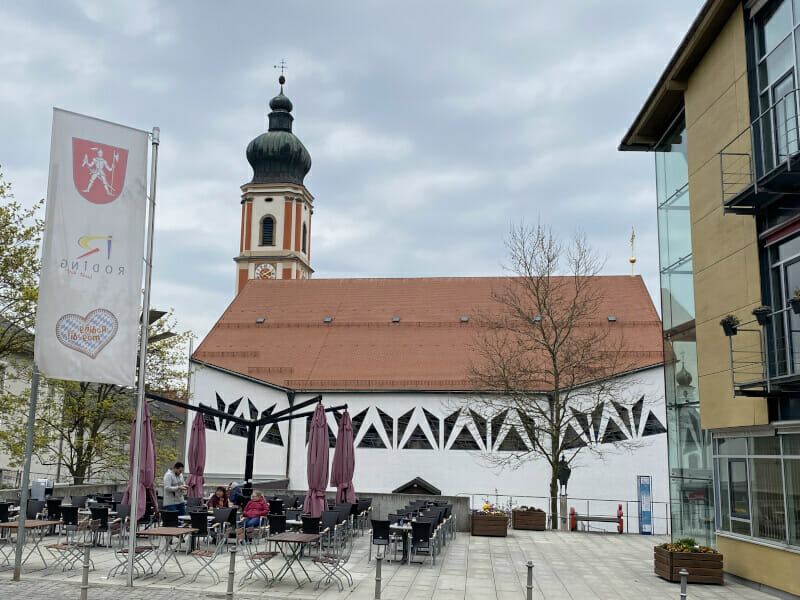 Kirche in Roding am Regentalradweg.