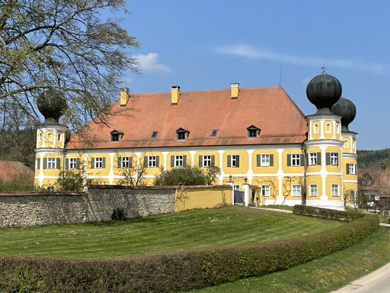 Ramspau Schloss am Regentalradweg.