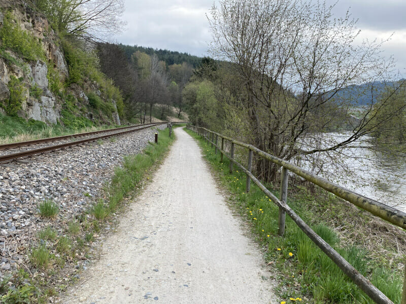 Kurz vor Chamerau neben Schienen und dem Fluss Regen auf dem Regentalradweg.