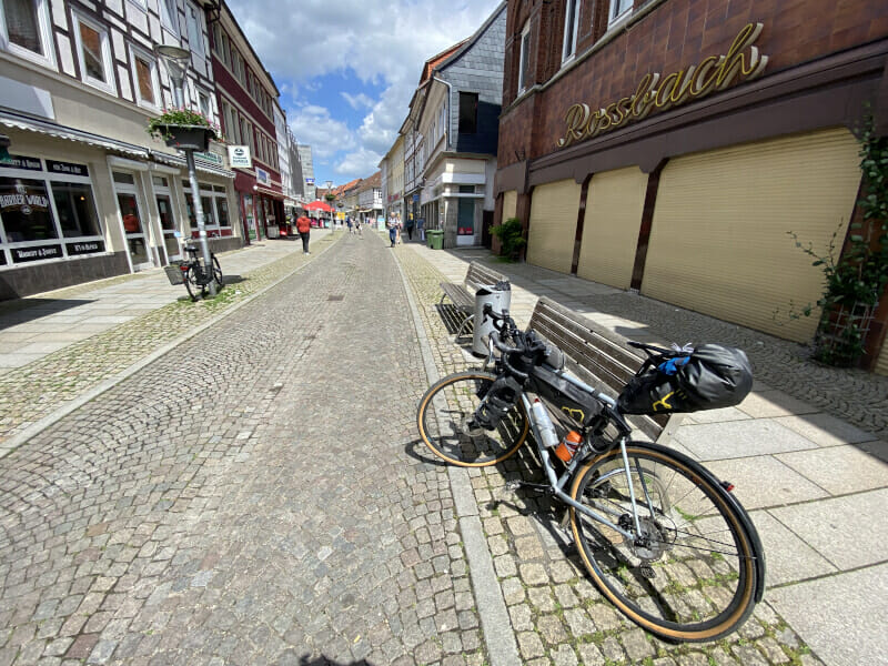 Alfeld an der Leine, Innenstadt mit Gravelbike. Auf dem Leine-Heide-Radweg.