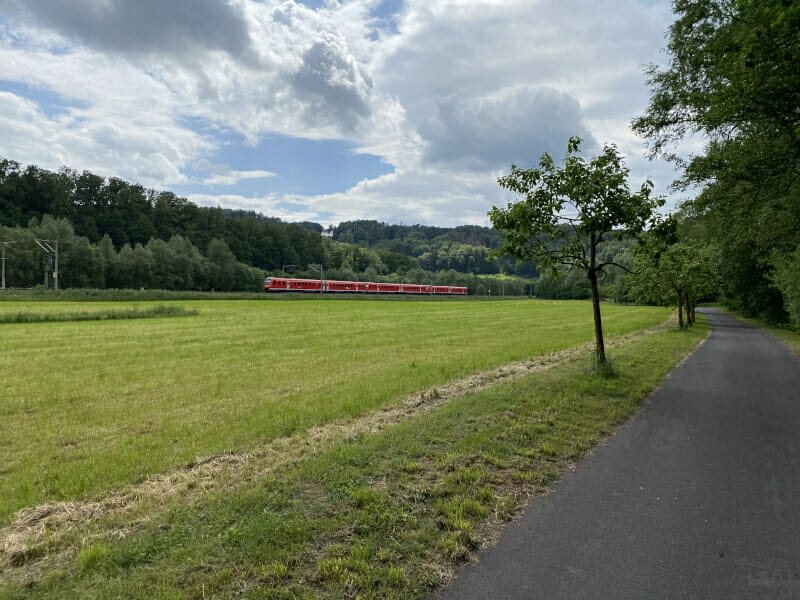 Bahn von Weitem, gesehen auf dem Leine-Heide-Radweg zwischen Uder und Arenshausen.