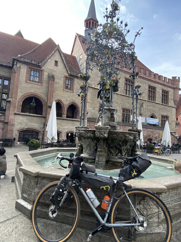 Gänseliesel-Brunnen vor meinem Gravelbike. Am Leine-Heide-Radweg.