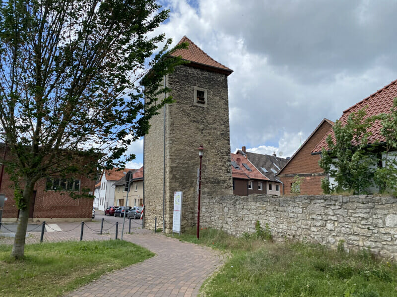 Am Beginn von Gronau - Turm am Leine-Heide-Radweg