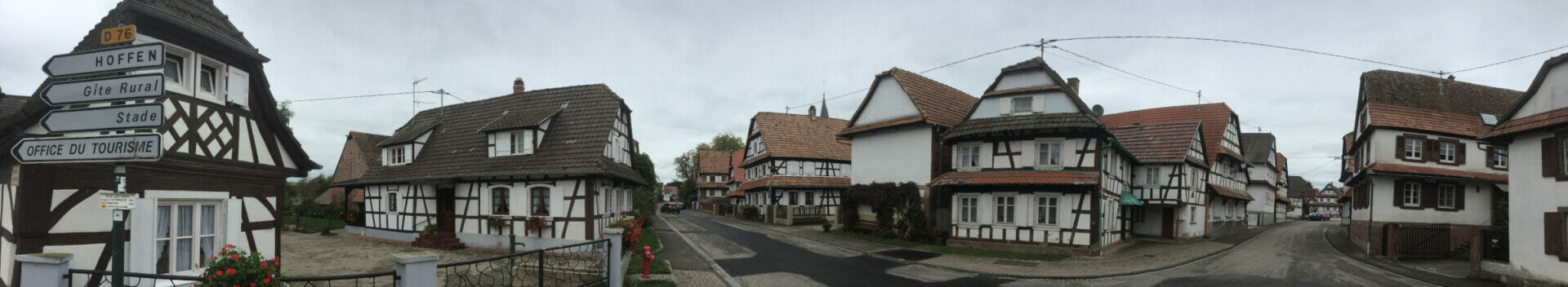 Radtour an der Maginot-Linie in Hunspach mit wunderschönen weißen Fachwerkhäusern.