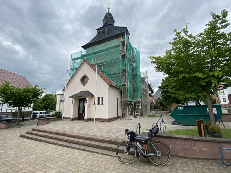 Sankt Laurentius-Kirche - Katholische Radwegekirche in Bodenrode am Leine-Heide-Radweg.
