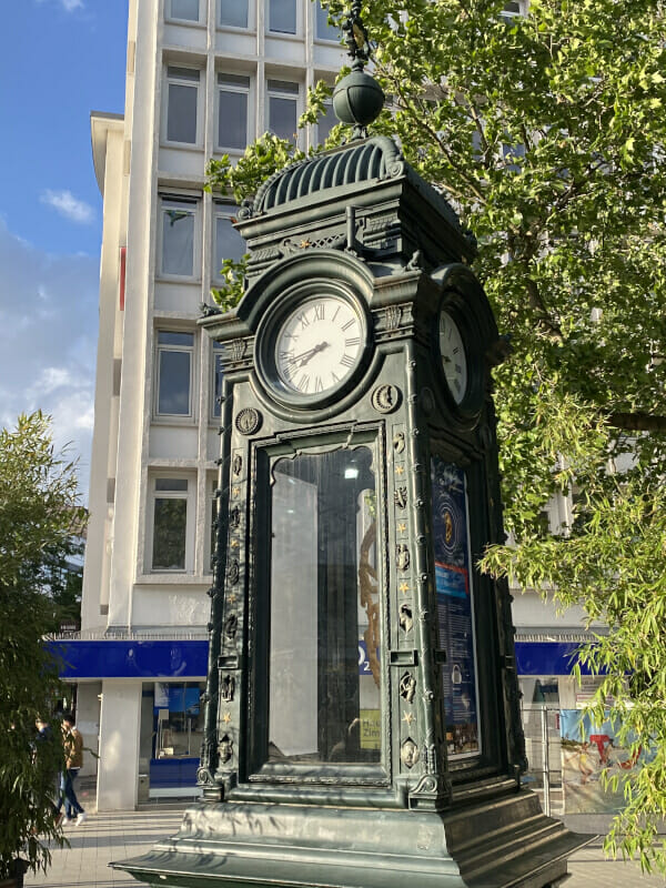 Die Kroepcke-Uhr in Hannover am Leine-Heide-Radweg.