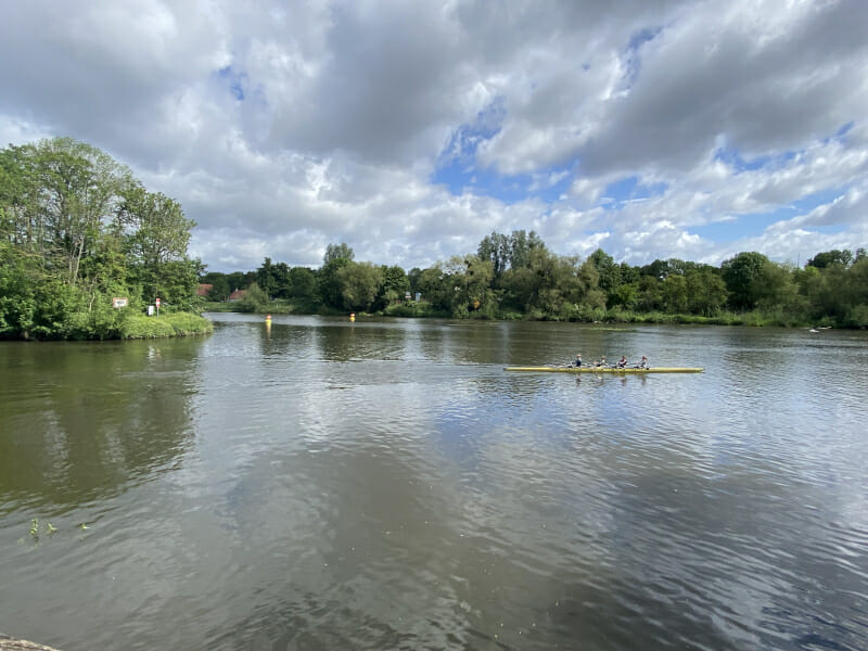 Leine bei Hannover-Limmer mit Halbinsel und Ruderboot. Am Leine-Heide-Radweg.
